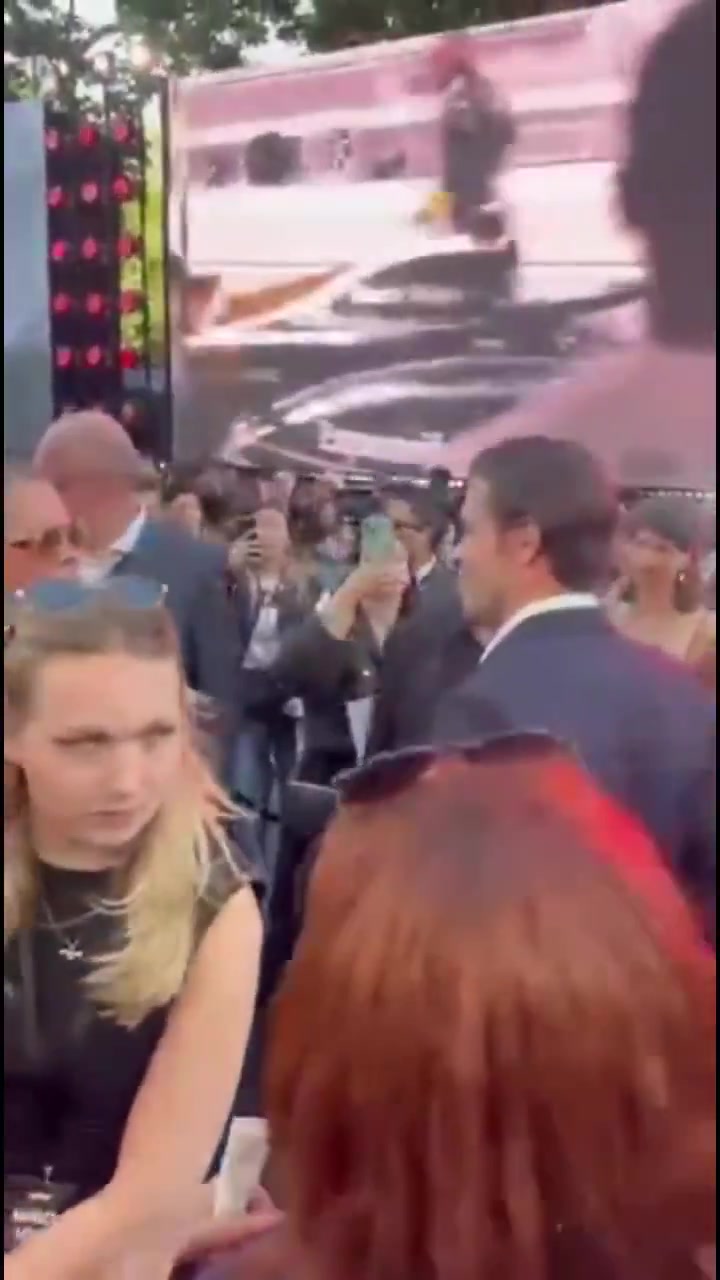 大圣可以进军好莱坞了35岁贝尔合影61岁布拉德皮特