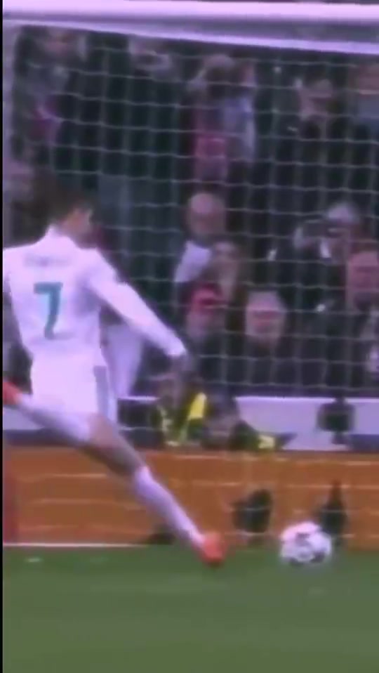 震惊所有人C罗当年这记点球主罚时竟让球漂浮起来