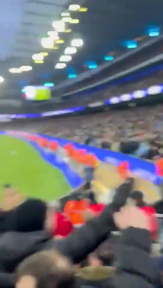 攻陷利物浦球迷此前放声高歌要求曼城交出英超冠军