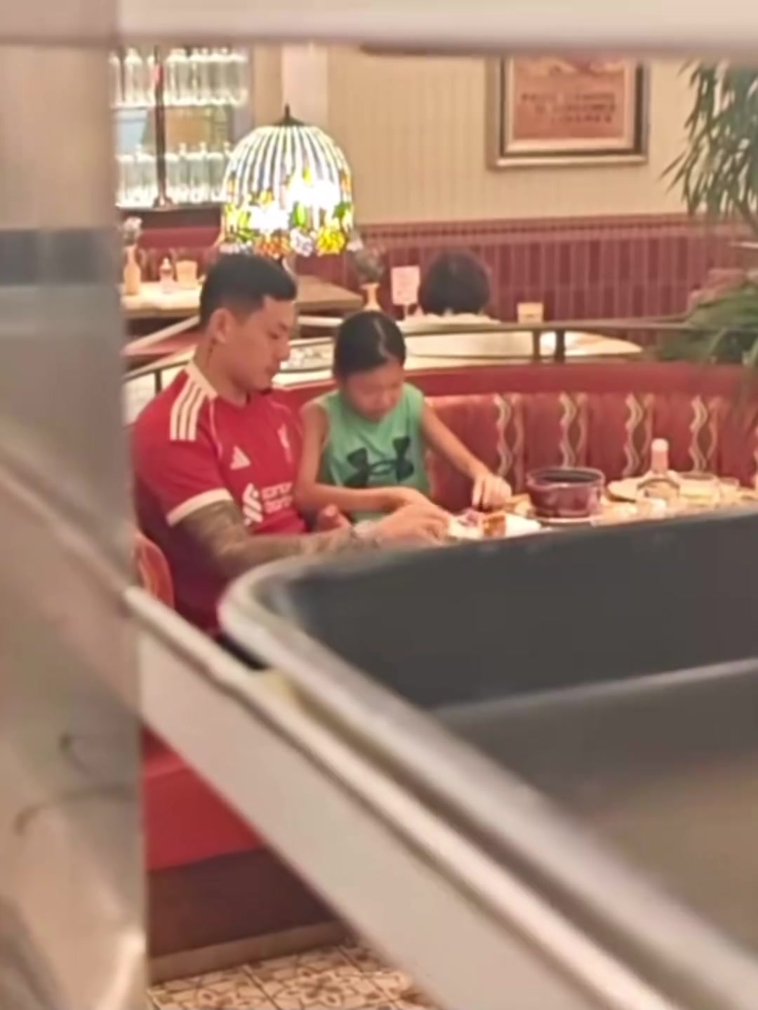 王大雷此前透露自己小时候是曼联球迷结果被人拍到现在穿利物浦