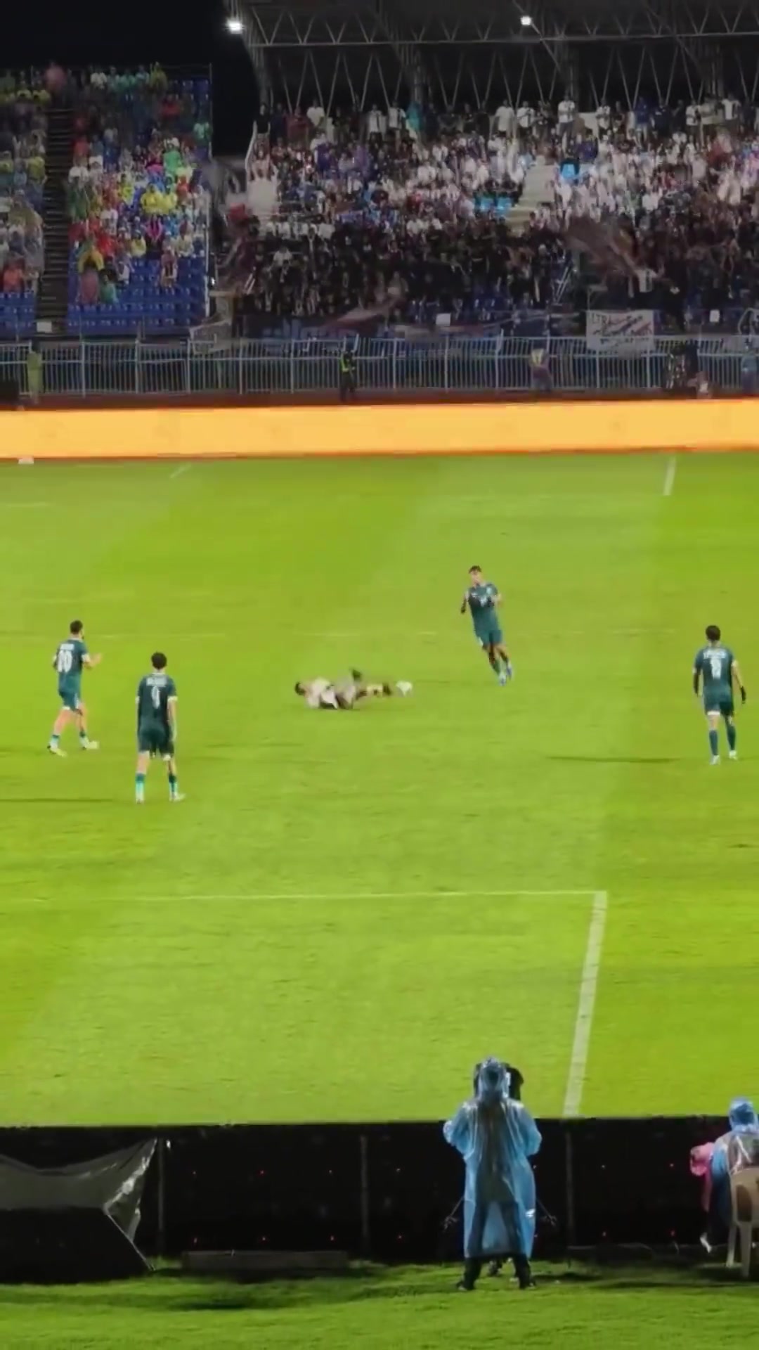 下死脚啊泰国梅西被恶意踢翻两队爆发冲突