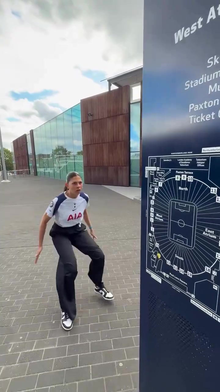 经典套路美女网红带你参观热刺主场