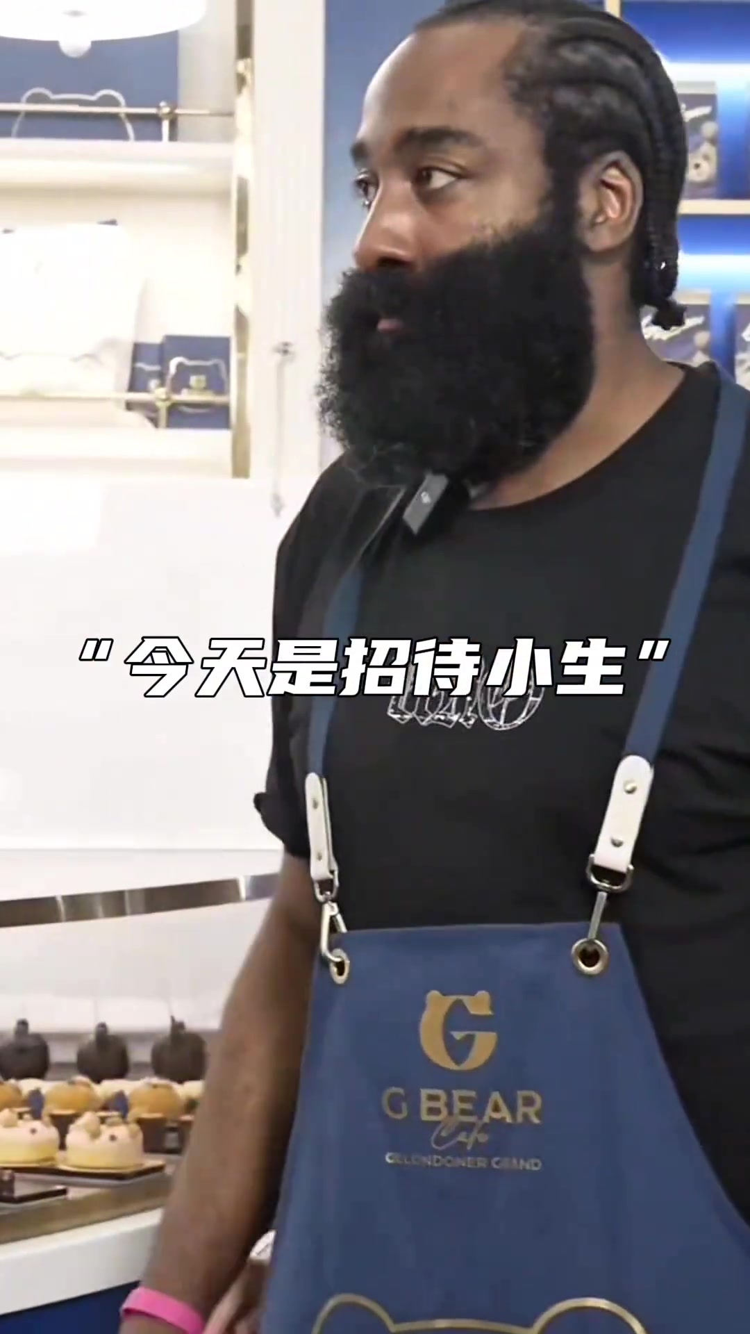 来一杯登哥中国行澳门站当起了服务小哥为粉丝制作咖啡