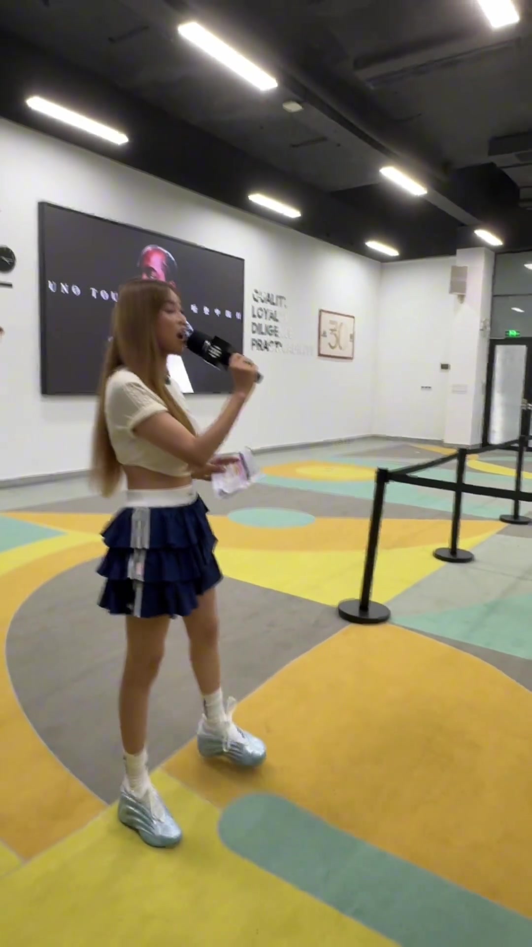 登哥来到清远鞋厂 近距离了解个人球鞋诞生全过程