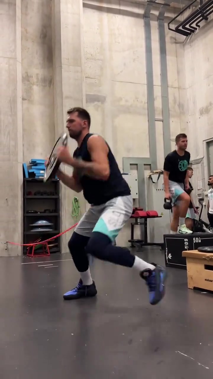 东契奇回归国家队训练期待他取得好成绩