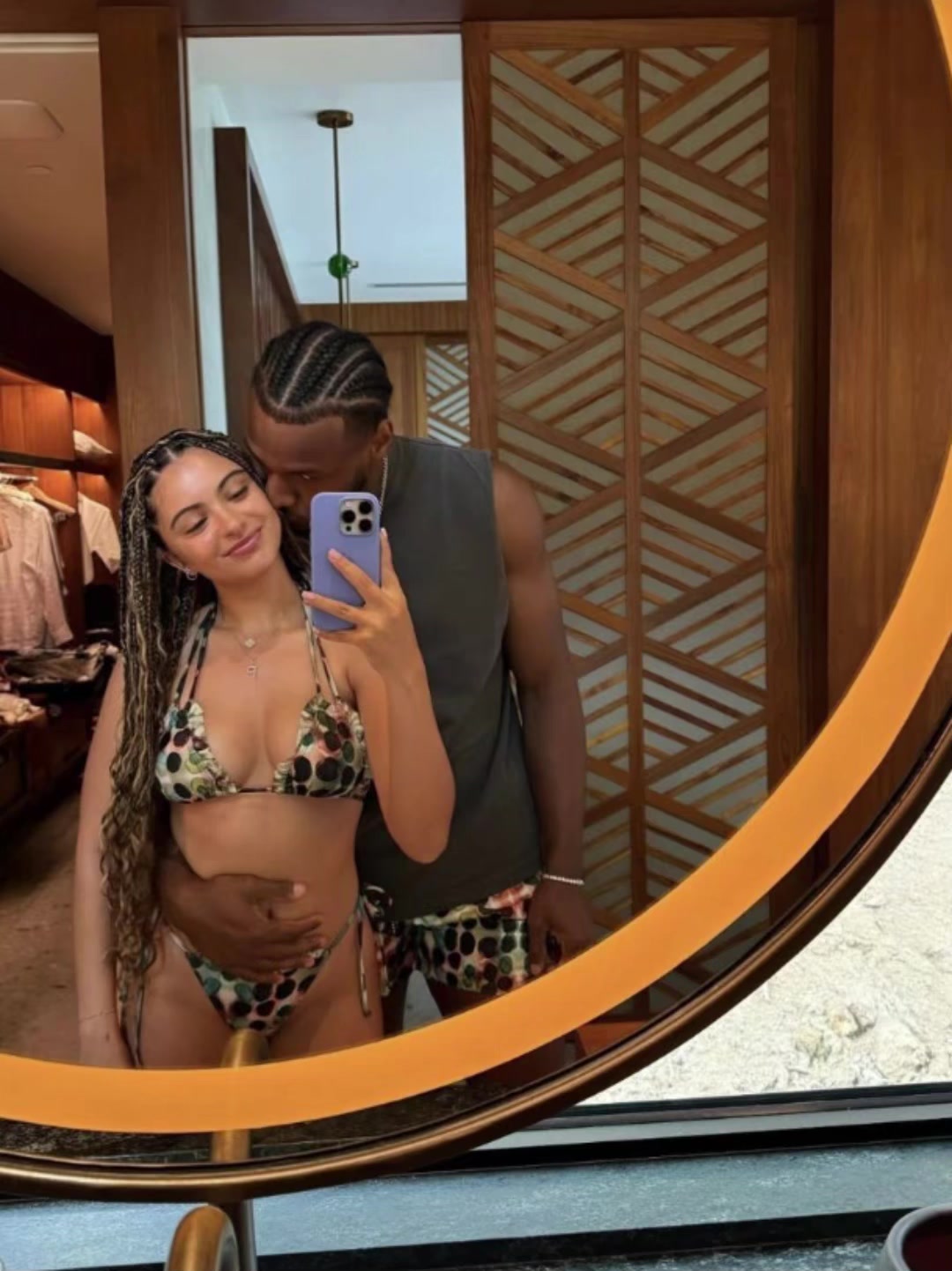 挺会玩布朗尼和穿比基尼的女友自拍穿的甚至是情侣色