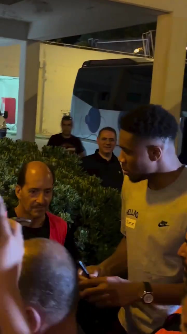 能否出战欧锦赛热身赛字母哥已经带领希腊男篮抵达下榻酒店