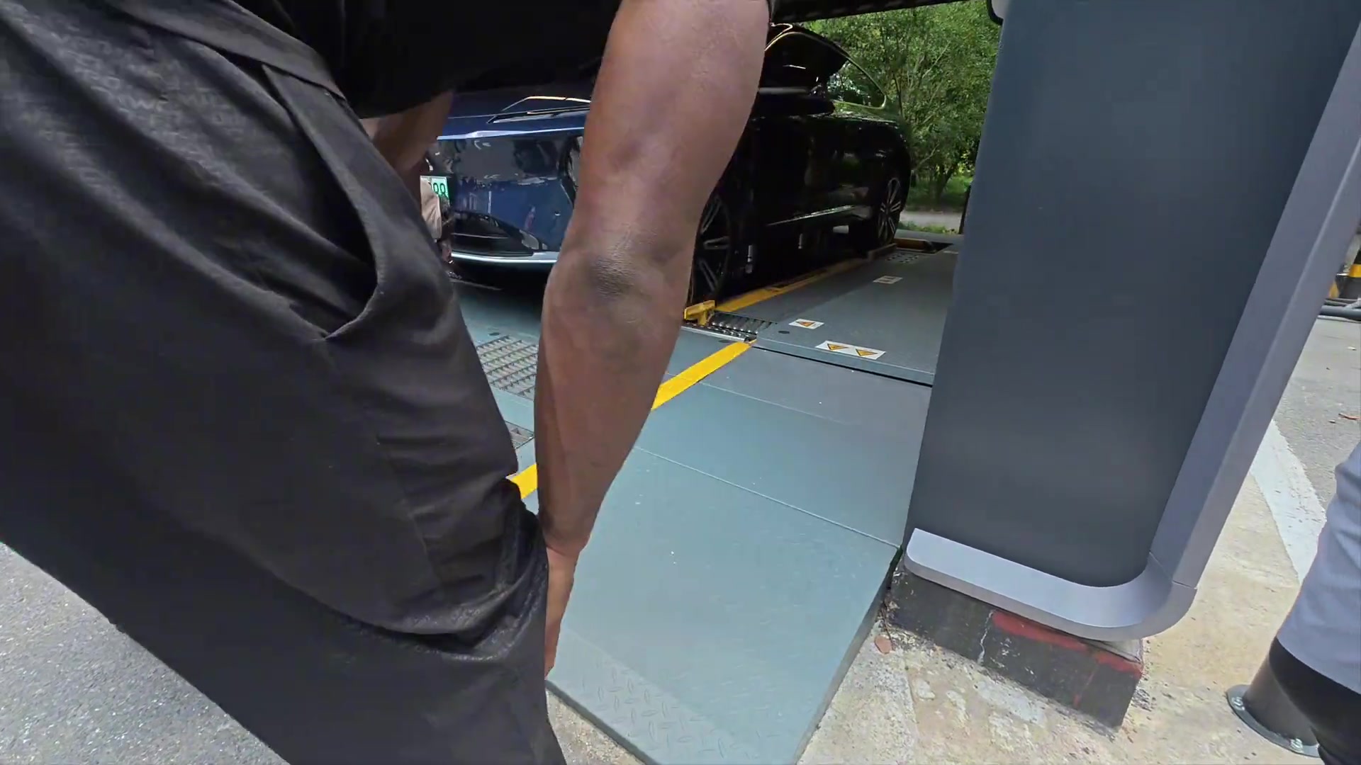 主播王子星带杰伦-布朗体验蔚来换电直接趴下观看