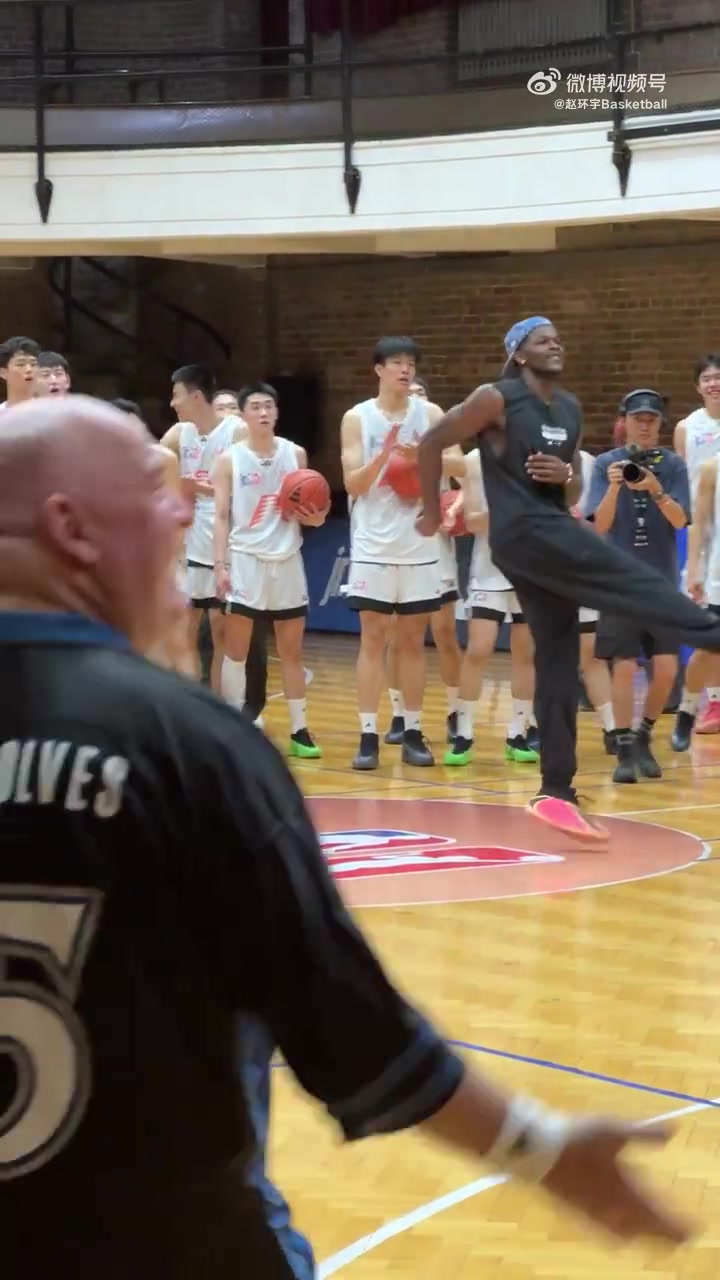 森林狼大叔和新狼王爱德华兹在清华大学西体育馆重逢了