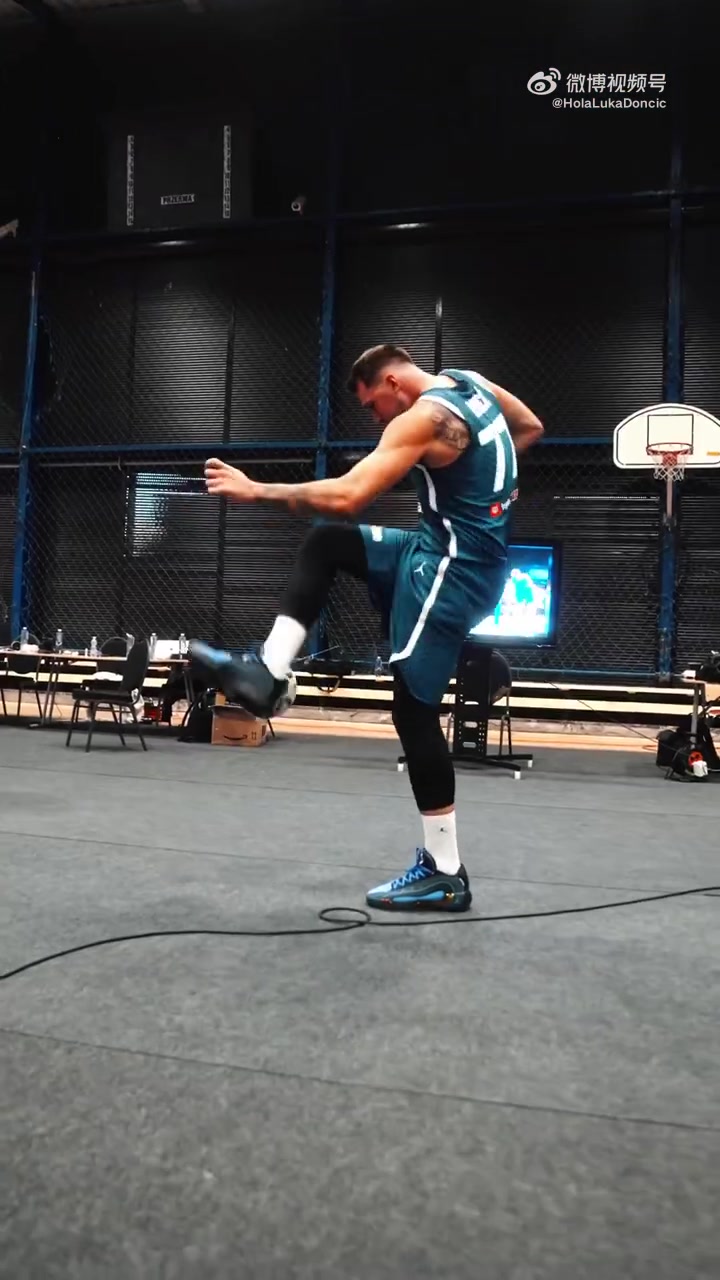 到底瘦了多少东契奇身穿斯洛文尼亚球衣拍摄欧锦赛定妆照