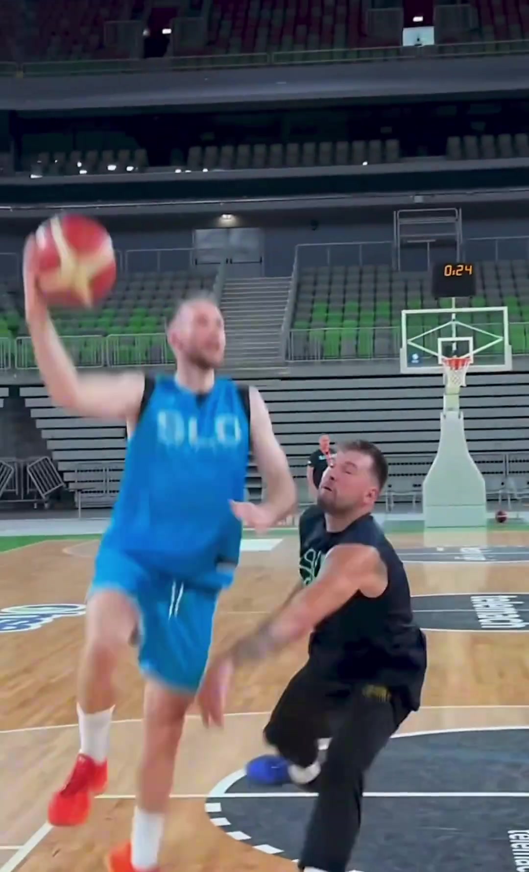 防守好像没进步...东契奇训练的时候被队友一步过