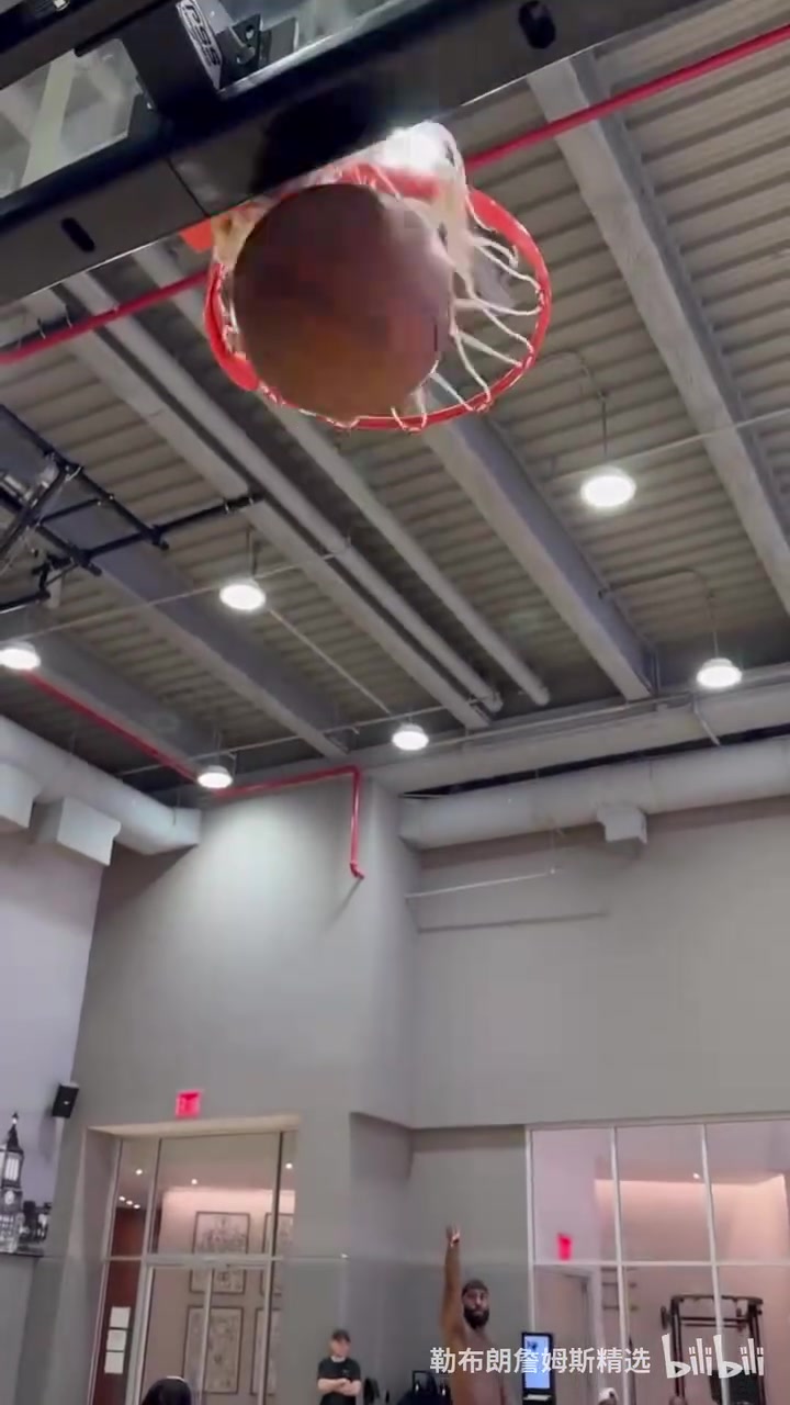 数十年如一日的勤奋詹姆斯最新训练视频投射百步穿杨