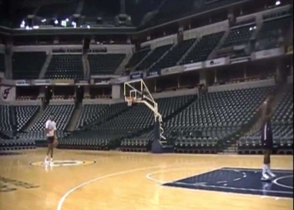 年轻时的保罗-乔治也很能跳啊轻松飞跃2米18的希伯特单臂暴扣