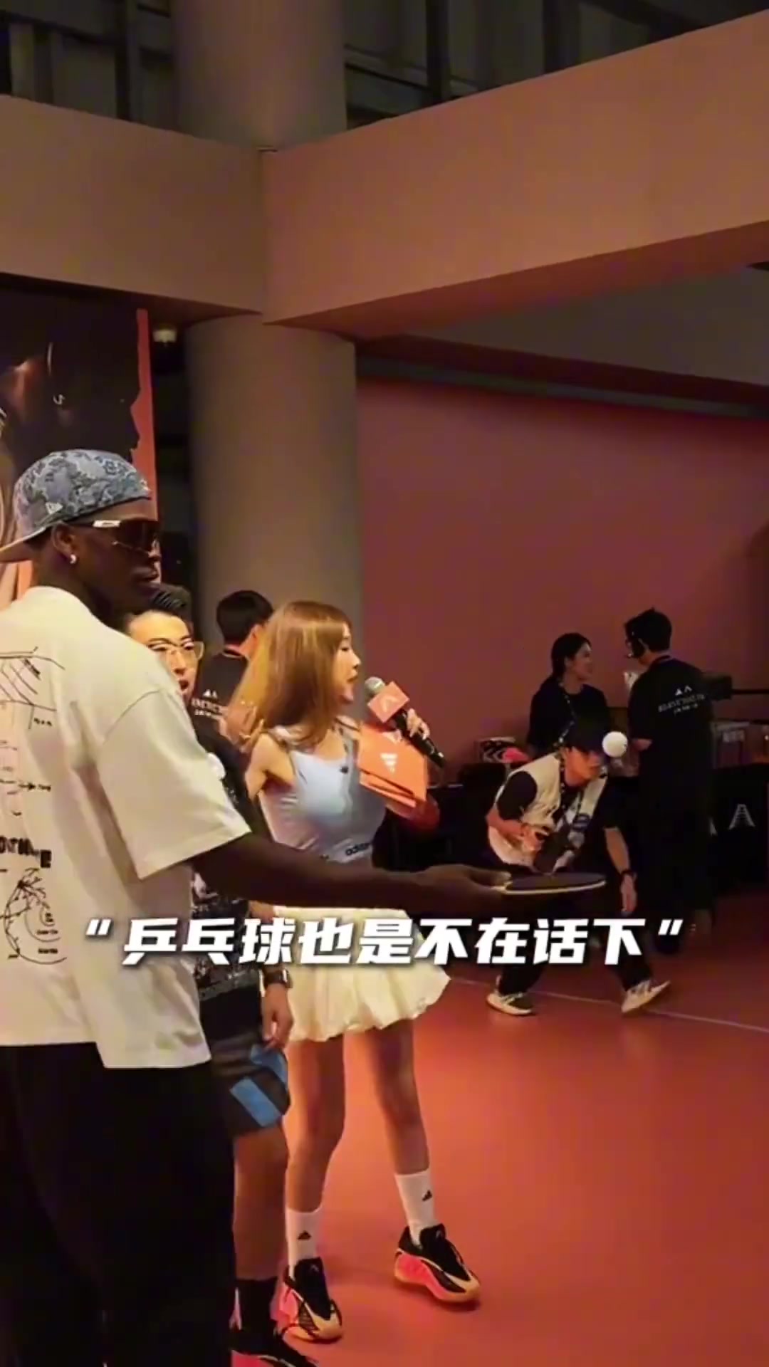 华子中国行 结果最后一群人等着周玲安签名并合影