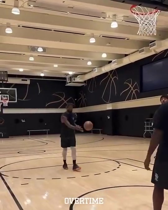 欧文看上去康复得十分不错连左手抛投都这么丝滑