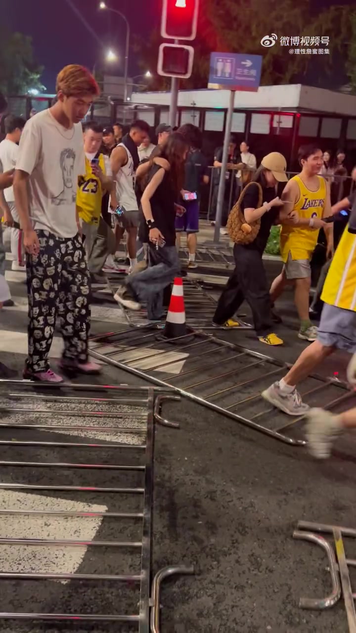 为何都不穿热火去现场看詹姆斯的球迷几乎都身穿湖人和骑士球衣