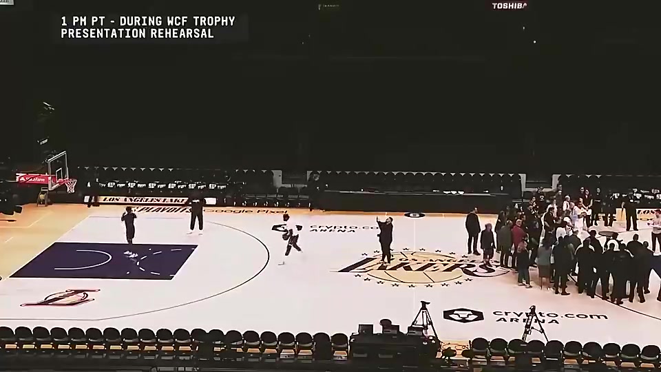 23年西决G4老詹中午就到场苦练三分另一边是掘金冠军彩排