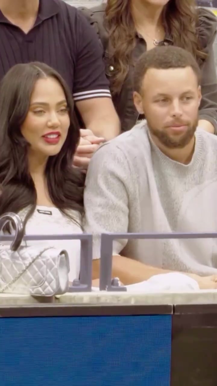 库里和阿耶莎一起看美网决赛摆出了一系列表情包