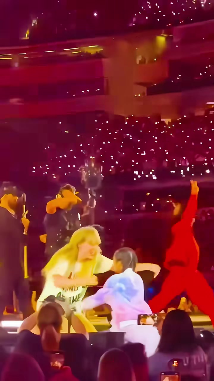 这就是咖位当霉霉在演唱会现场看到科比女儿弯腰拥抱致意