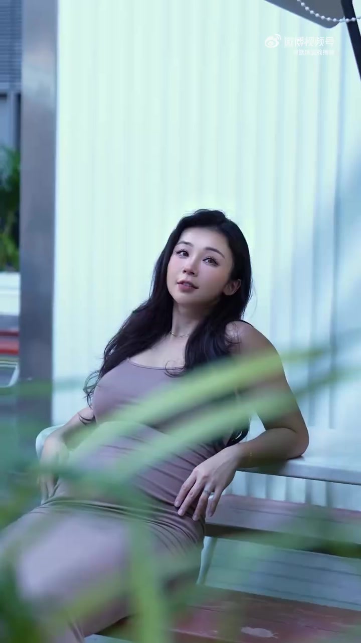 张曼源挺着大肚子走在街头这么大的事根本瞒不住了