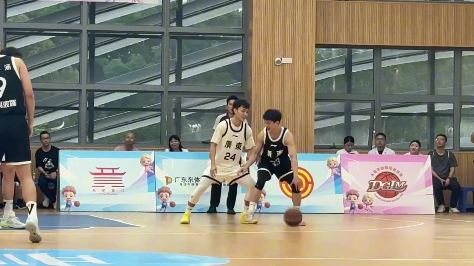 杨溢背打徐杰翻身跳投惨遭血帽