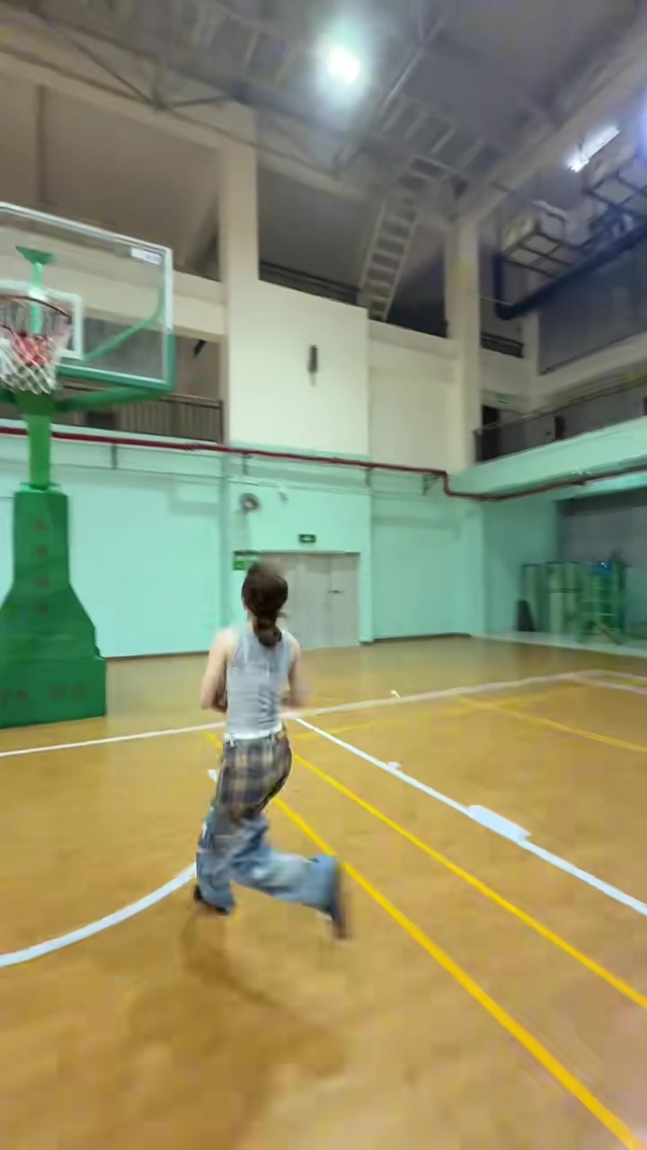 女网红的运球一个比一个犀利