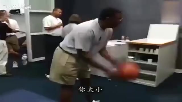 新秀姚明在火箭更衣室被调侃现在在美国我们都开下流玩笑