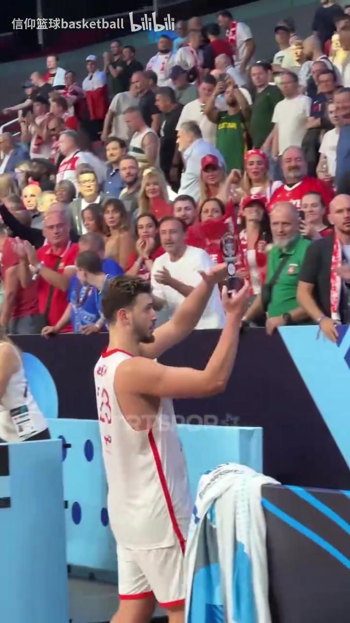 火力旺盛申京此前赛后把最佳球员奖杯给了女朋友