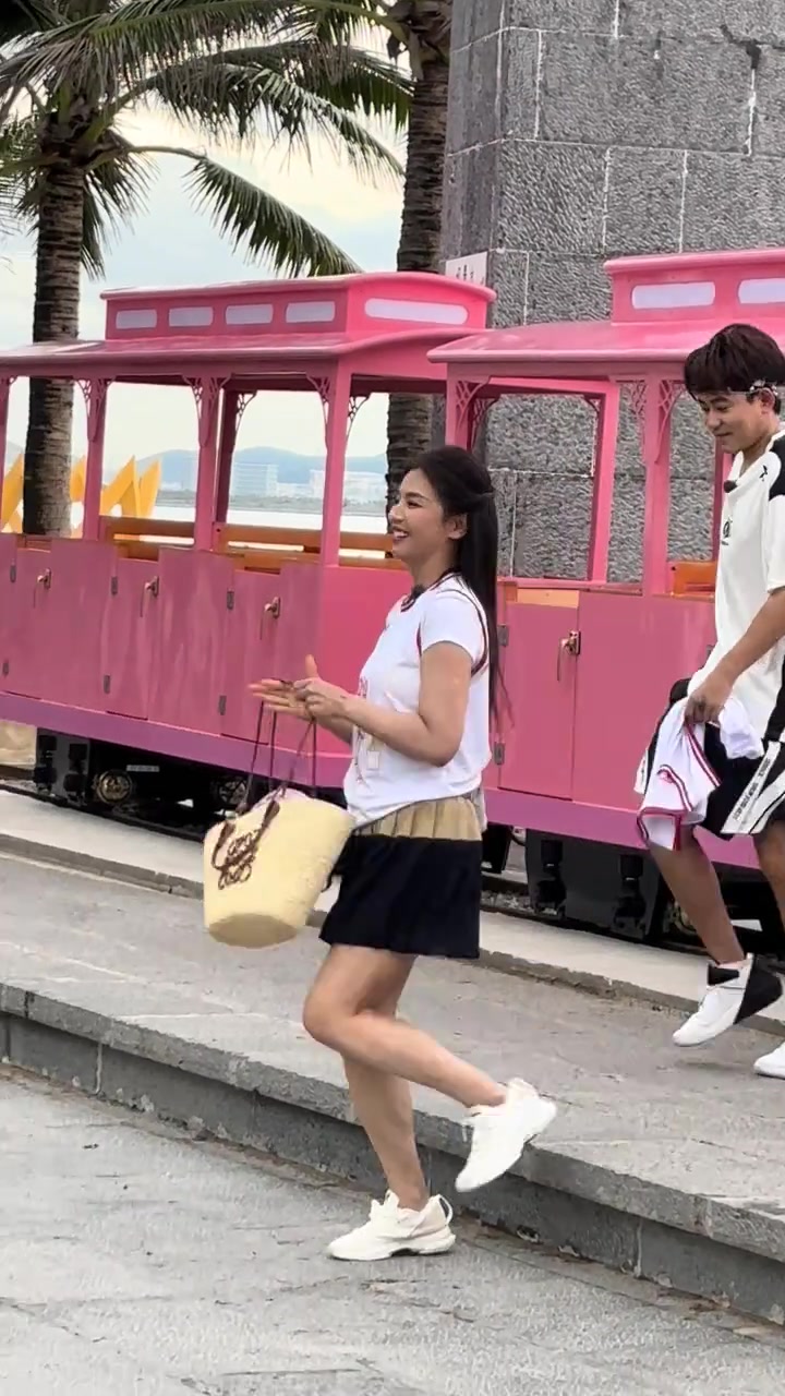 还是辣么美啊刘涛身穿白色T恤搭配黑色百褶短裙现身球场打球