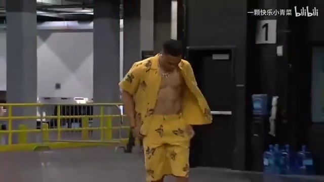 名场面威少秀八块腹肌入场巴克利演播厅立马做仰卧起坐