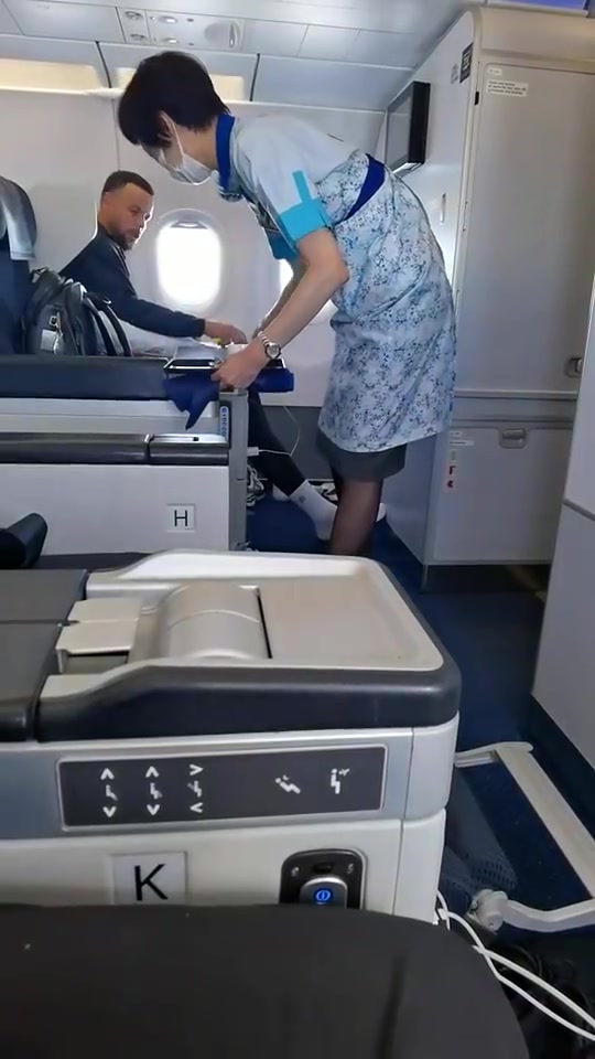 网友此前坐飞机偶遇库里这是给书包买了个座位