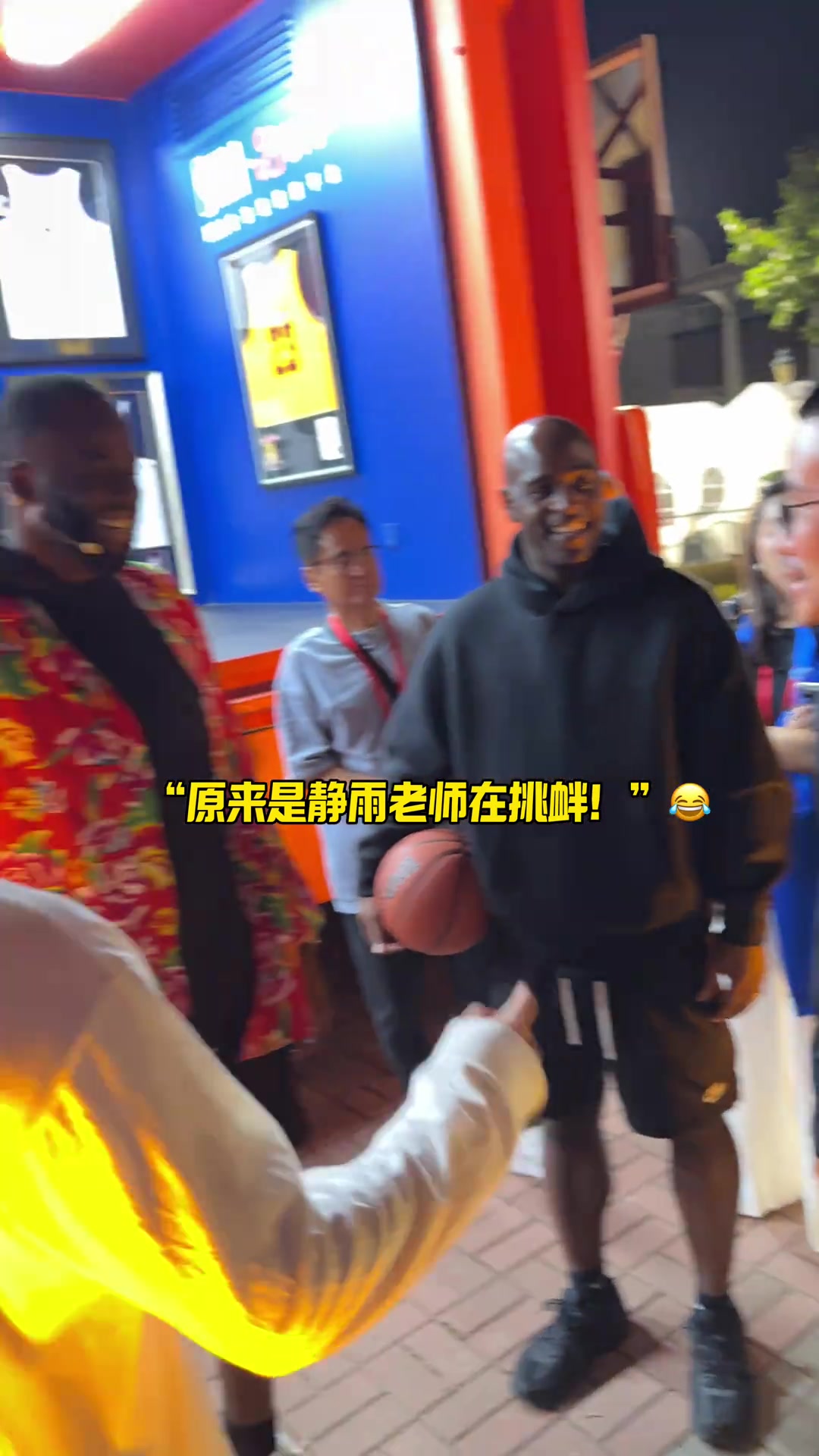 静雨疯狂挑衅追梦格林摆好了拳击姿势 结果认怂送上果篮