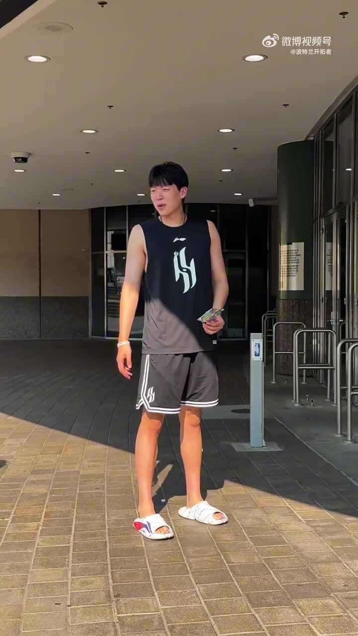 杨瀚森去开拓者球迷商店里淘了两件自己的球衣是送给朋友的吧