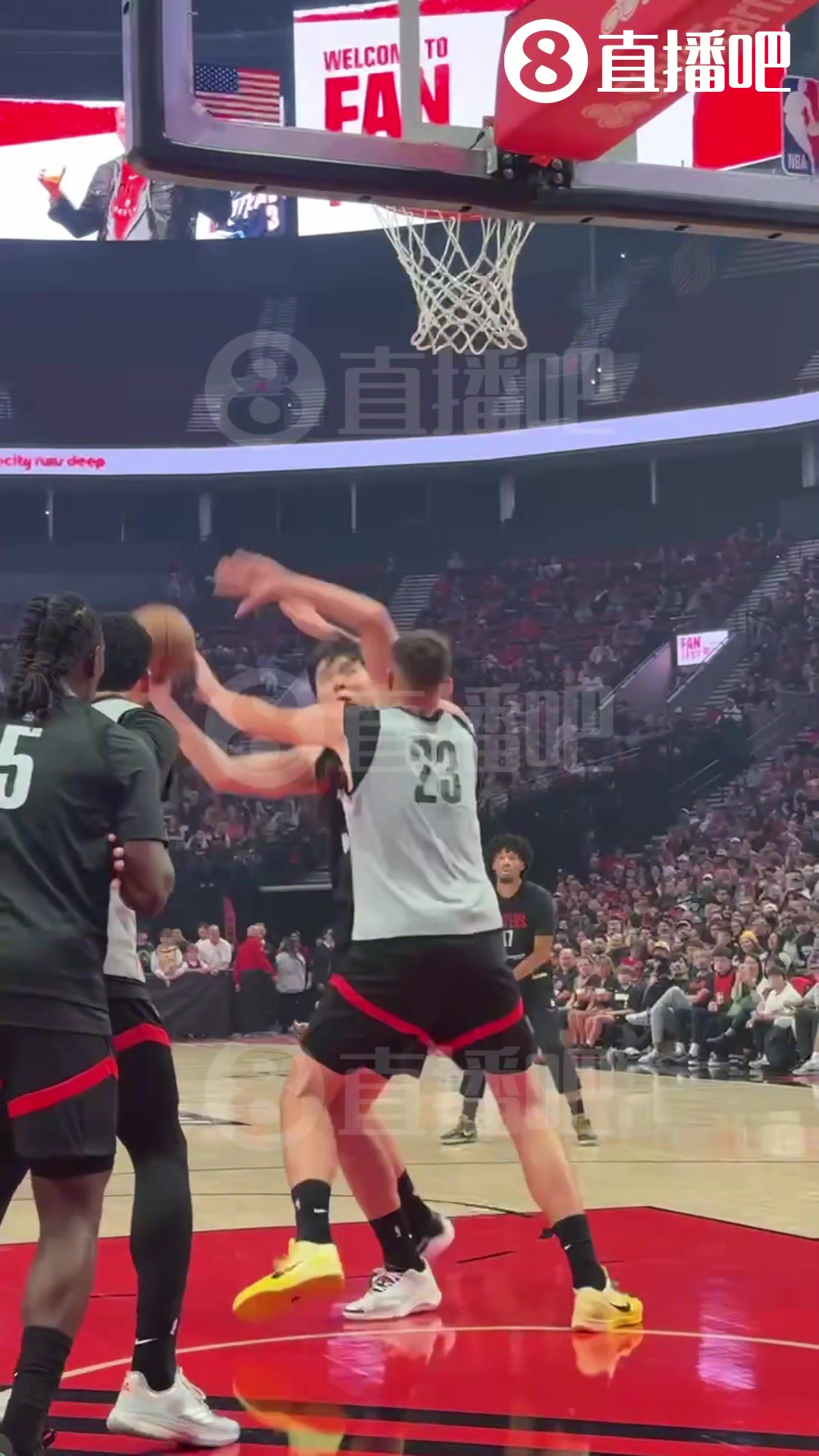 中锋位置正面较量杨瀚森利用脚步强吃克林根碾到篮下得分