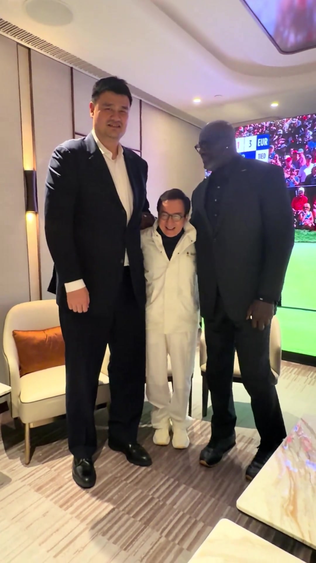 和姚明与成龙合影奥尼尔晒视频一个时代的同框老友相见格外开心