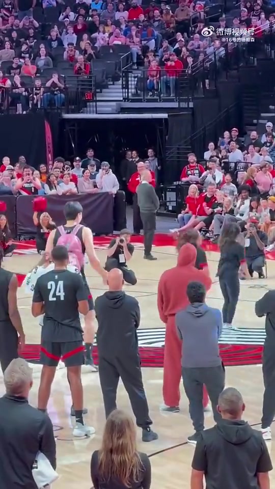 太老实了杨瀚森此前全神贯注盯着啦啦队并认真模仿跳了起来
