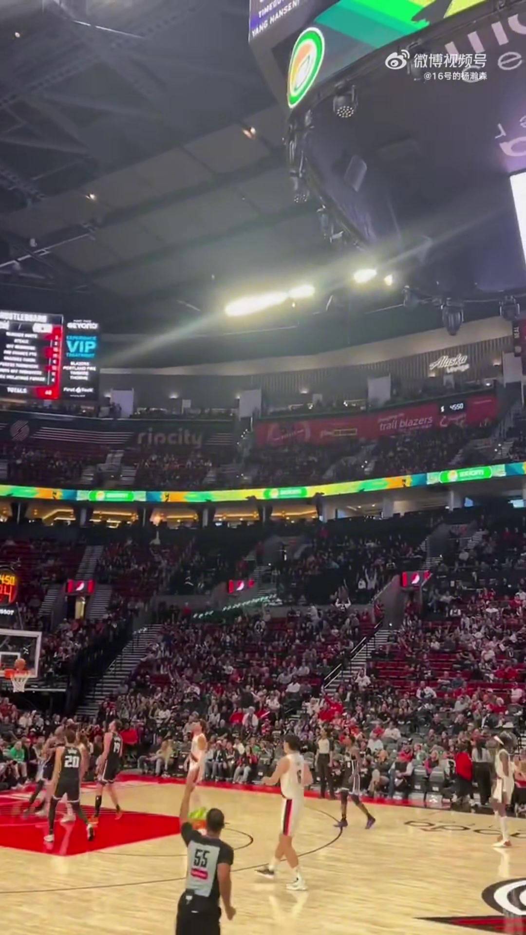 杨瀚森投进第二个三分后现场一名中国球迷扯破喉咙大喊杨瀚森牛逼