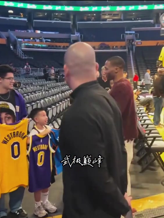 威少重返湖人主场为球迷签名这是不愿意签湖人球衣吗