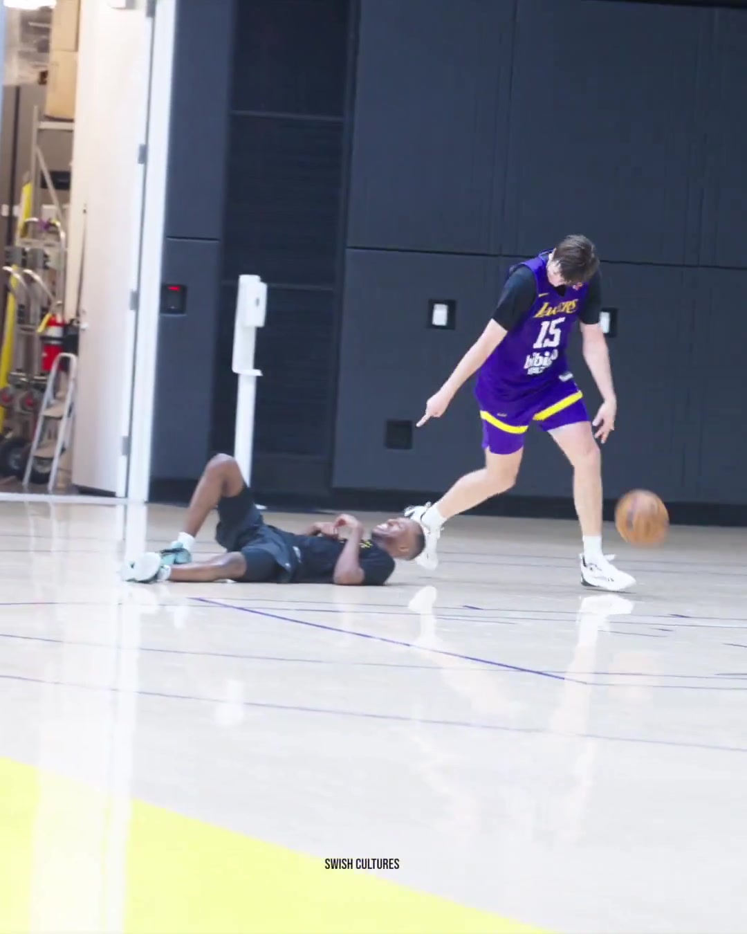 不要太过分里夫斯背运把助教给晃倒了还对后者疯狂嘲讽