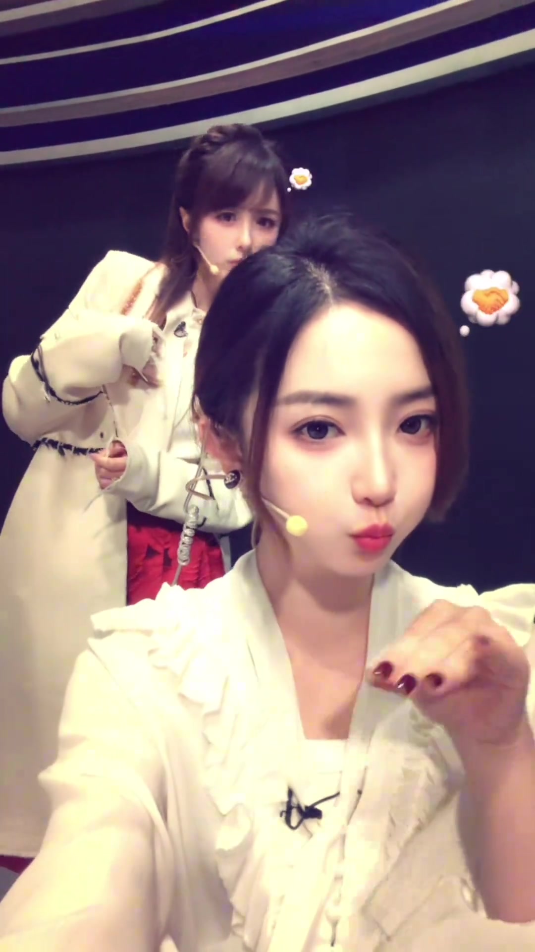 女主播佳依这比赛看的我只想打脸小七在后面疯狂比划打脸动作