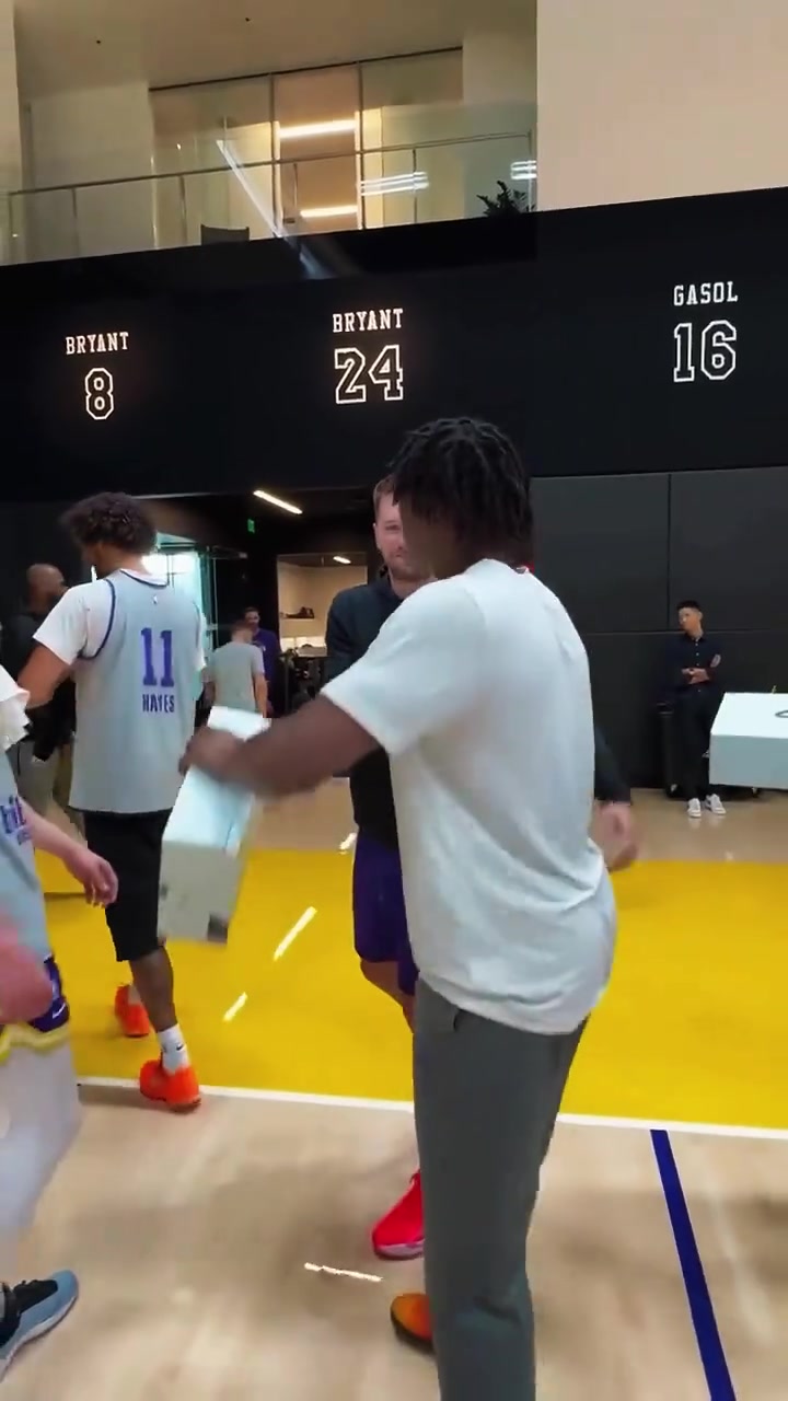 东子老板大气给湖人球员一人送了一双球鞋