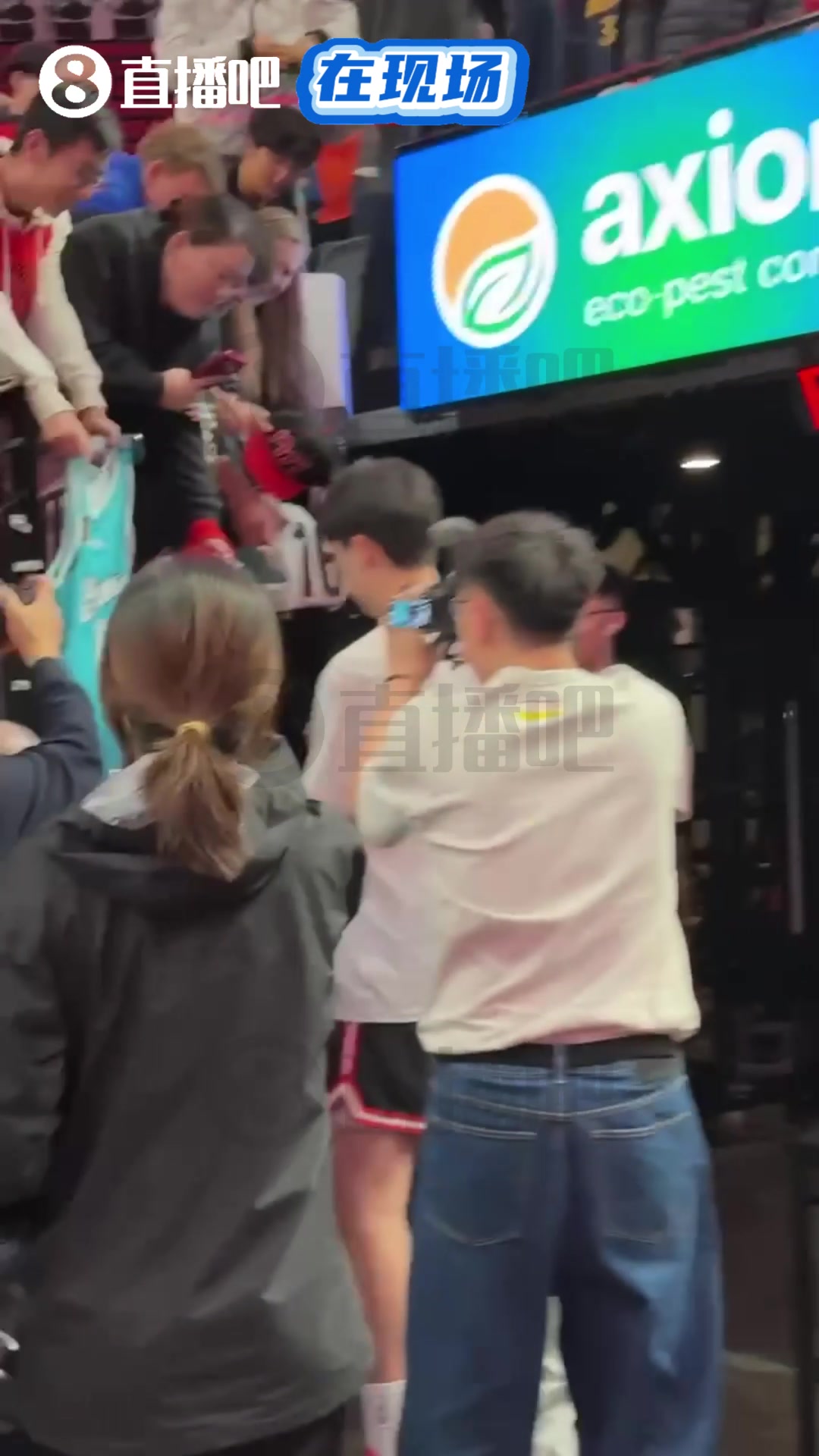 杨瀚森赛前给场边球迷签名这人气真是杠杠的