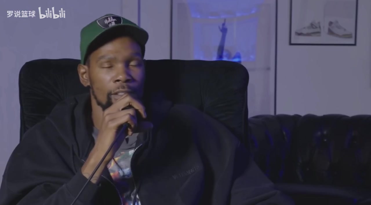 KD接受美女主持人采访现在喜欢边打游戏边静音看比赛