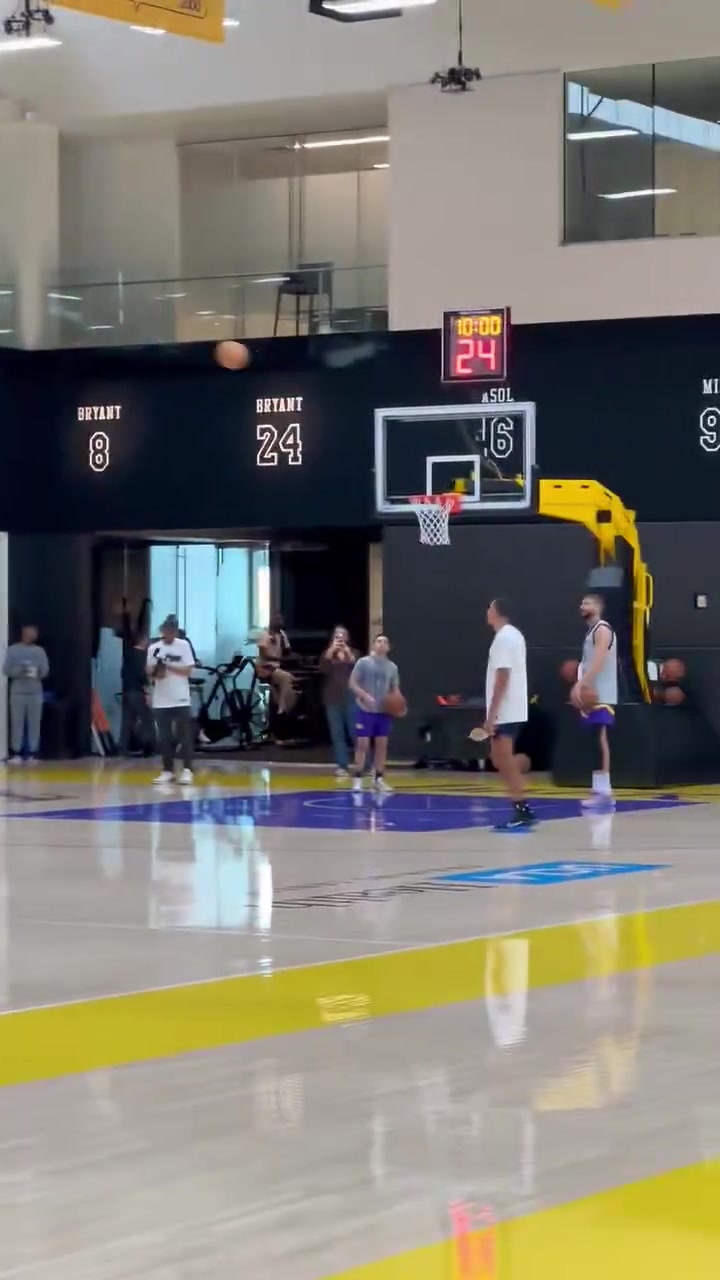 又玩新花样东契奇多次尝试将球踢进篮筐可惜差的有点多