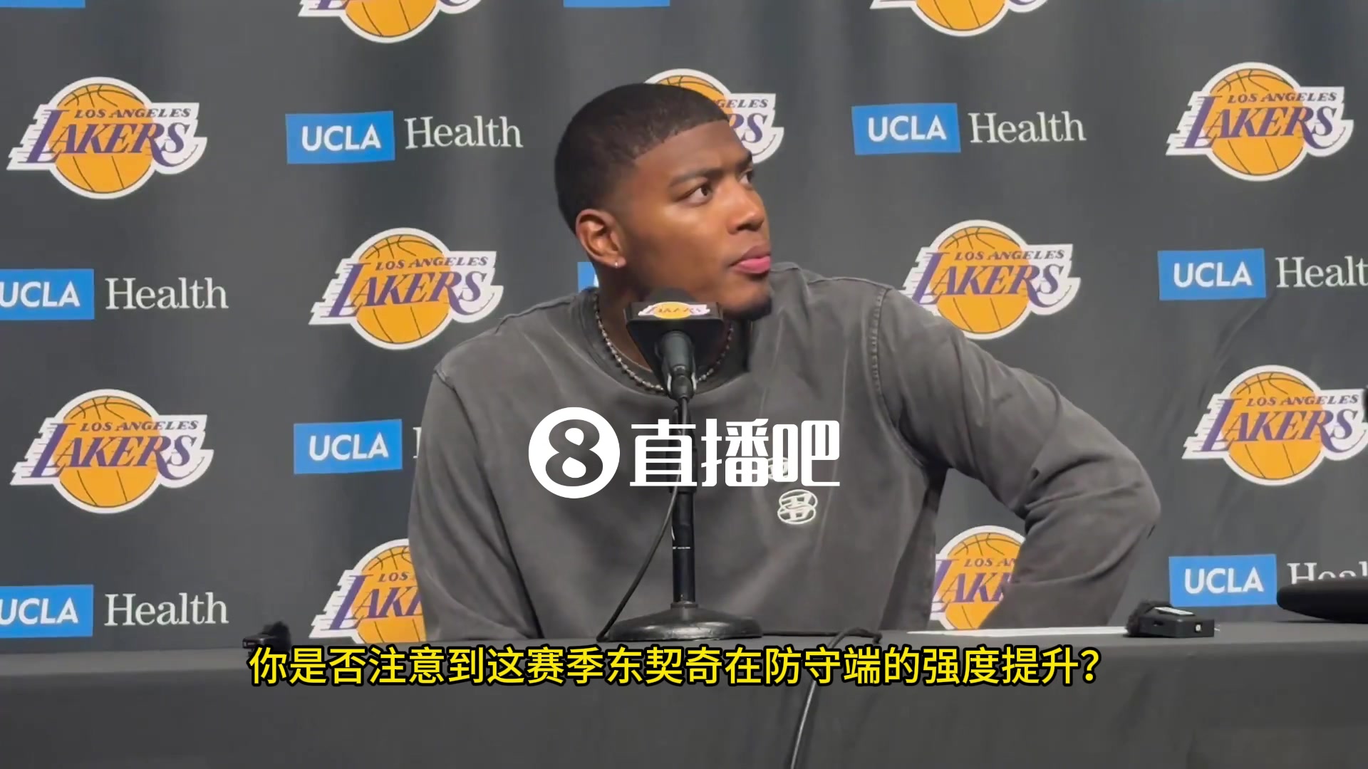 记者让八村谈谈东契奇在防守端的卖力表现八村面露不可思议的表情东子