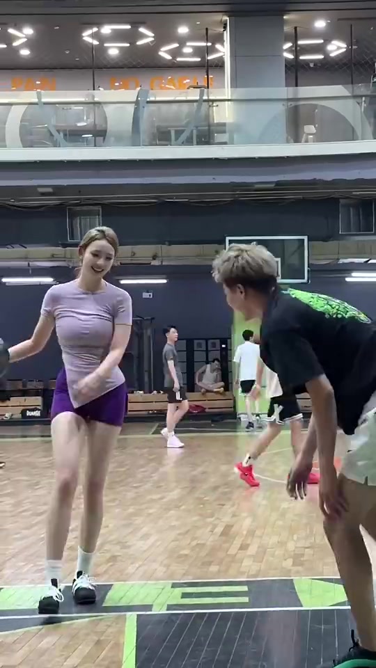 这酸爽小姐姐打完球脱下袜子闻了闻把一旁小伙看傻了