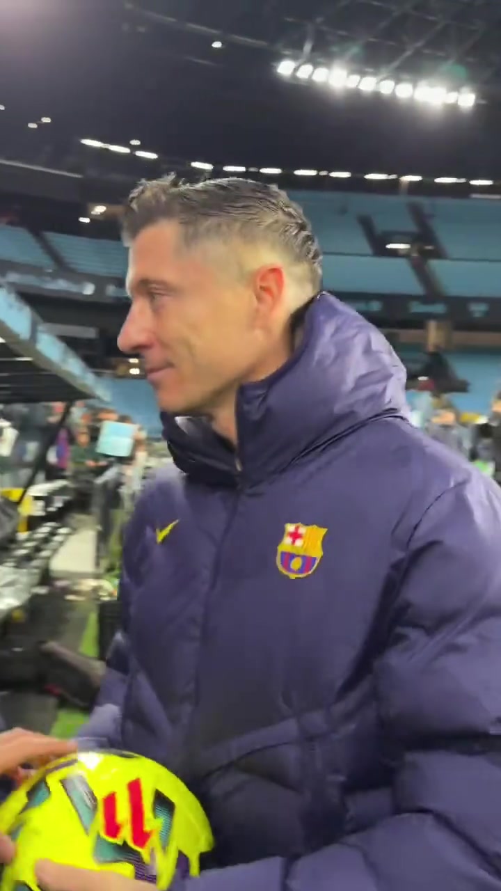 依旧顶级莱万回归首发上演帽子戏法赛后带走比赛用球