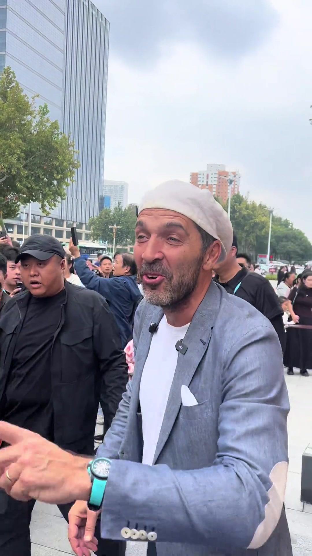 看看是谁来中国了知道的是布冯不知道的还以为是卖烧饼的