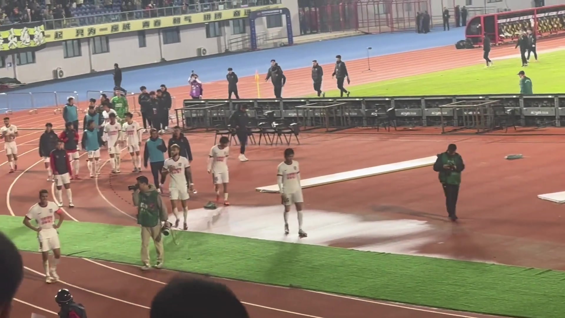 不抛弃不放弃赛后远征客场的蓉城球迷依然为球队加油鼓劲