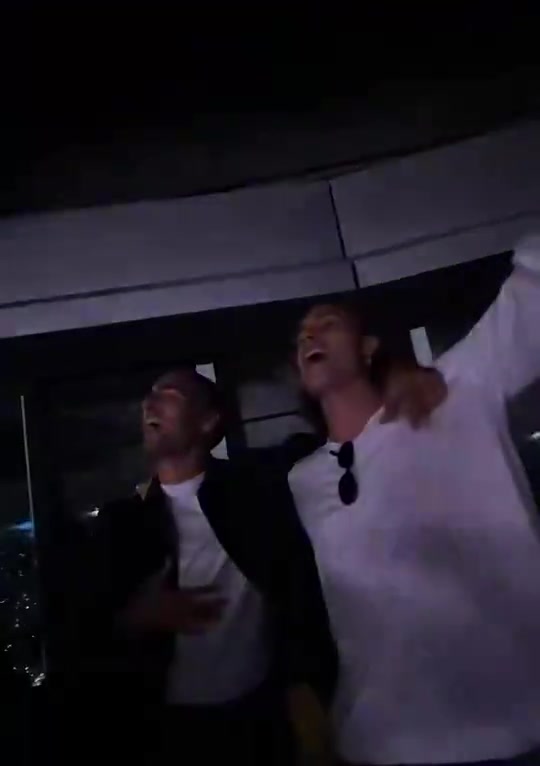 梅里诺卡拉菲奥里一起看酷玩演唱会合唱Viva La Vida